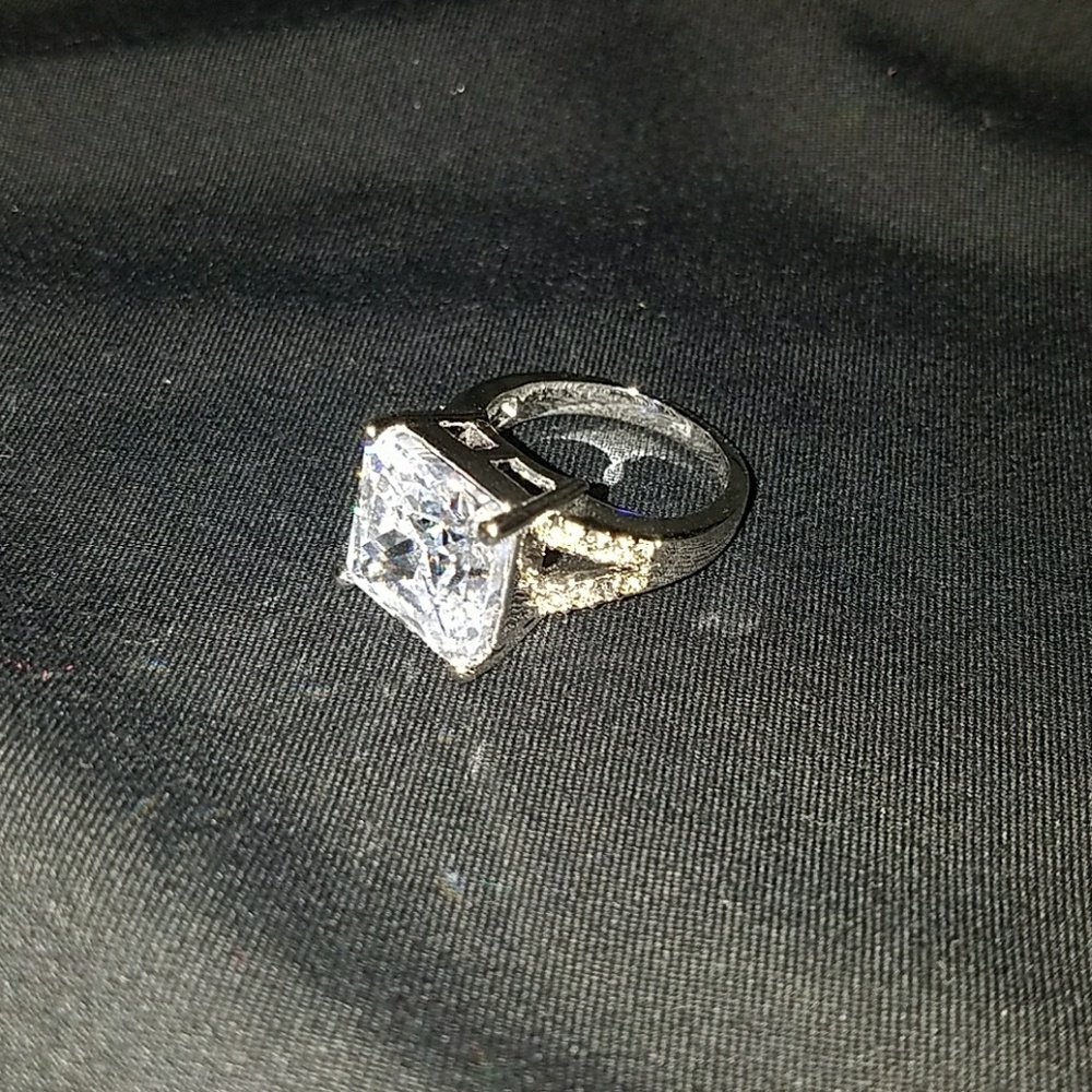 Ring - Picture 3 of 3